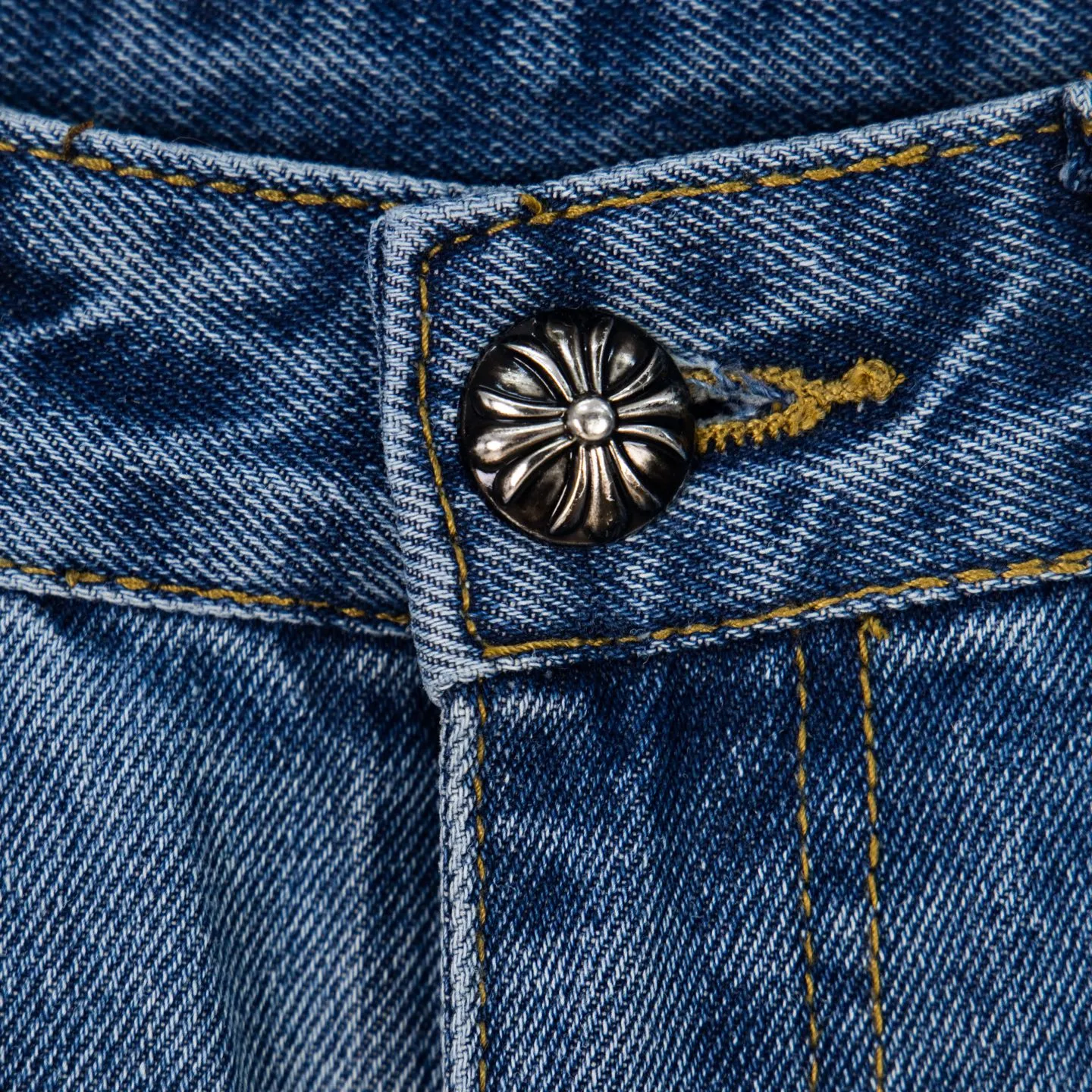 P210 Chrome Hearts jeans, blue and white leather. As we all know, chromehearts jeans use vintage Levis jeans as the base for creation. They usually add their own unique silver buckles and silver ornaments, plus leather embellishments. This is what doubles the value of these vintage jeans. Because the base is vintage jeans, the jeans themselves have become very soft and comfortable after years of baptism. This can be distinguished from ordinary jeans. Regarding the size, you should also refer to the pants data. Style number: 1780# Size: 28 30 32 34 36